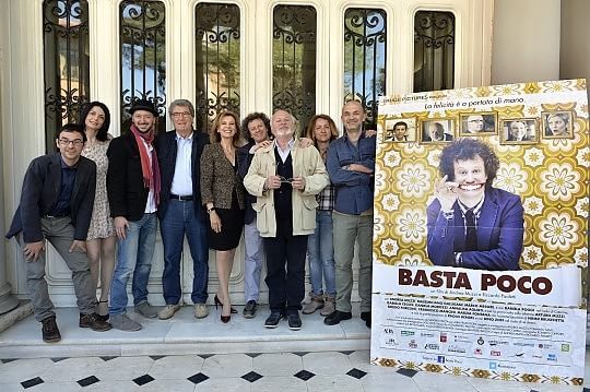 "Basta poco" per far sorridere