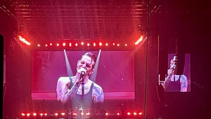 Achille Lauro live a Bologna: “Un sogno essere qui. Per una canzone spegnete il telefonino”