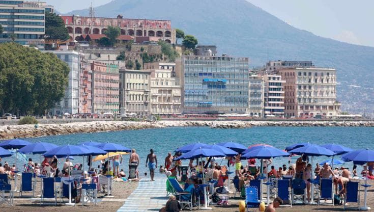 Allerta meteo, spiagge vietate: i bagnanti riempiono i lidi e c’è chi scavalca per entrare