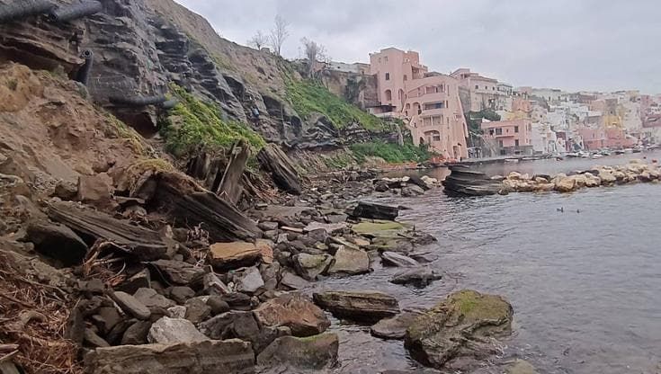Procida, l'allarme del sindaco: "Pochi fondi, con le frane perdiamo pezzi dell'isola"