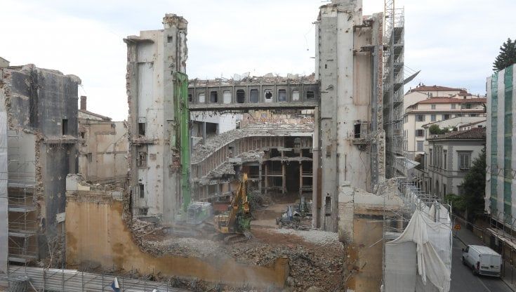 Firenze, abbattuti il tetto e i muri. E le foto del vecchio teatro Comunale diventano virali in rete