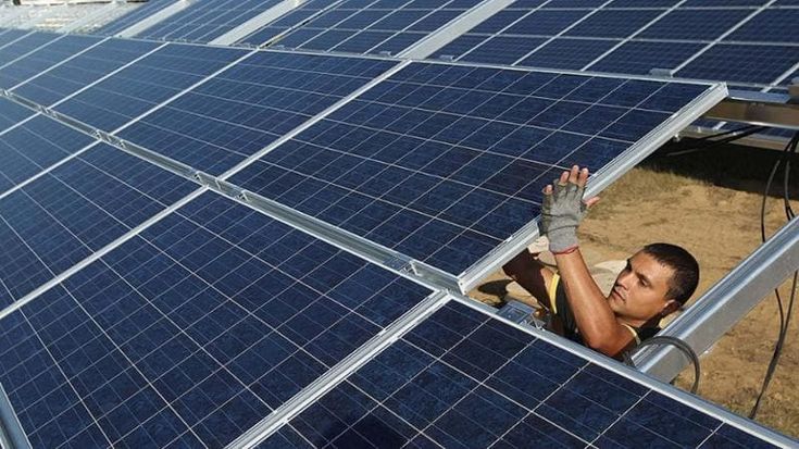 Eolico e solare da record, fossili e atomo in ritirata