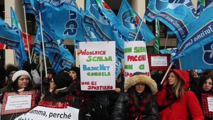 Woolrich, i sindacati: “L’azienda vuole sostituire i lavoratori in sciopero da tre giorni”