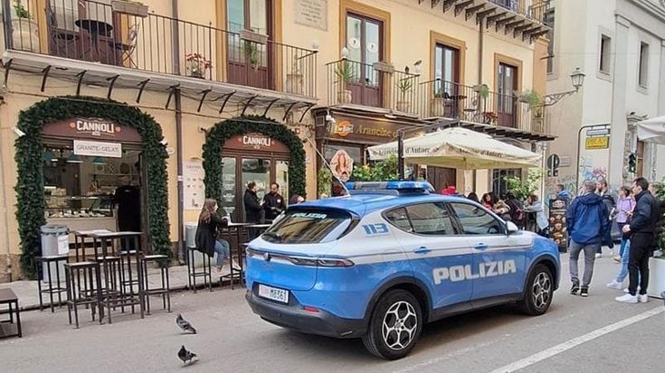 Rapina la rosticceria “Ke palle” ma poi se ne pente: “Chiamate la polizia, fatemi arrestare”