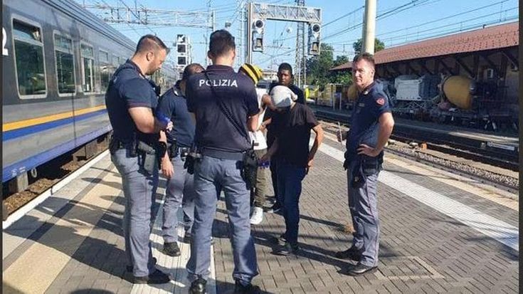 Bigliettaia aggredita da passeggero, la polizia ferroviaria interviene a Novara e lo fa scendere. Un’ora di ritardo sul regionale Milano Torino