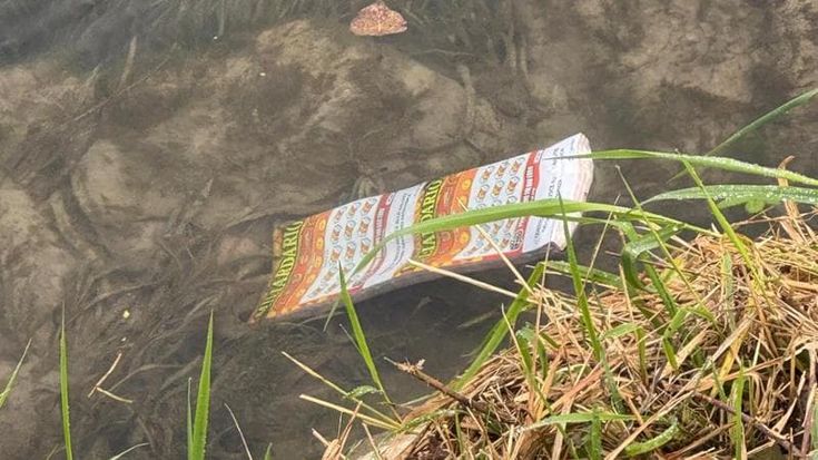Risolto il mistero dei Gratta e vinci gettati nel canale a Lodi: rubati a Roma ma non più validi