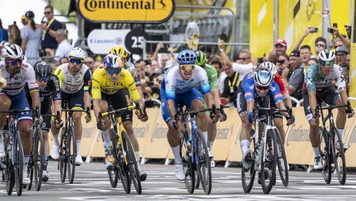 Tour de France: alla maglia gialla van Aert non ne va bene una. Vince Groenewegen, terzo secondo posto consecutivo