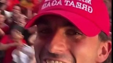 "Make Spain great again": la parodia di Trump sul cappellino di Torres entusiasma i social