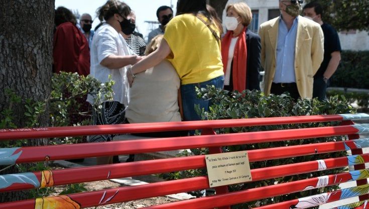 Napoli, una panchina rossa al porto per Ornella Pinto
