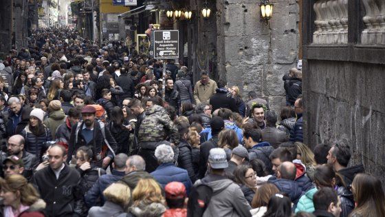 Il sindaco de Magistris su Facebook: "Turismo? un'onda umana avvolgente"