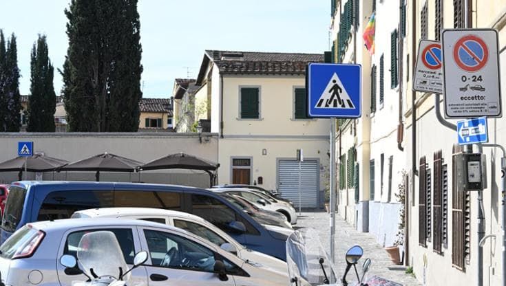Firenze, rivoluzione in Ztl: posti auto in striscia gialla e arriva la scritta “residenti”