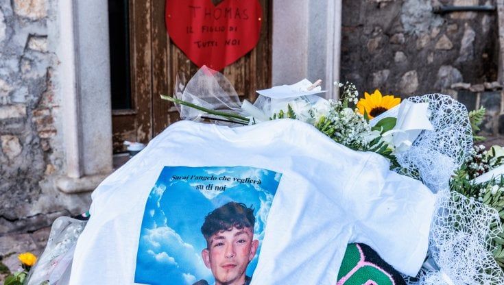 Thomas Bricca, palloncini bianchi e t-shirt con la foto della vittima ai funerali. Il vescovo: "Dolore e rabbia, ma mai vendetta"