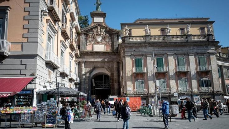 Port’Alba, tolte le reti di protezione, via al restauro dell’arco monumentale
