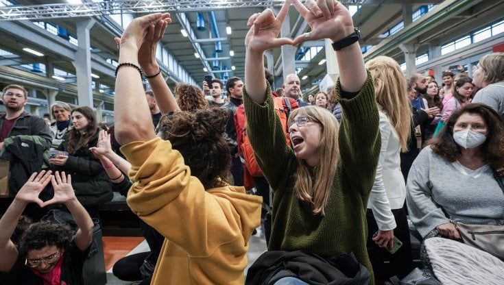 Pride e ecologisti contro Lo Russo che ha difeso Roccella: "Scelga da che parte stare"