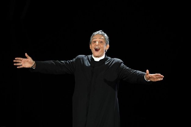 Sanremo 2020, Fiorello con l'abito di Don Matteo benedice il festival