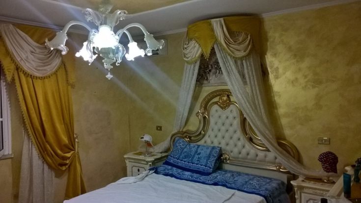 Wc d’oro e tigri in ceramica, le ville in stile Scarface dei boss Casamonica
