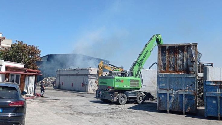 Fasano, in fiamme da tre giorni l’azienda di rifiuti sulla statale 16: in città aria irrespirabile
