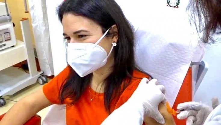La specializzanda: "Fortunata ad aver fatto il vaccino. Ho provato a spegnere la sveglia col pensiero, ma il 5G ancora non va"