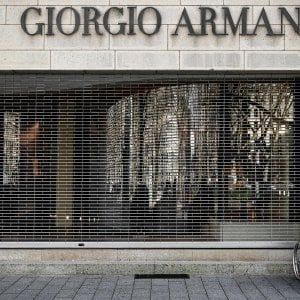 Coronavirus, Armani converte la produzione in Italia: farà camici monouso