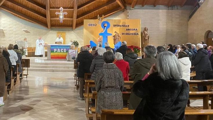 Neonato morto, tensione con i giornalisti alla veglia di preghiera: “Non c’è bisogno di interviste”