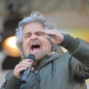 Grillo: "Gli eroi? Questo popolo non li ama". Primarie Pd? "2 euro per farsi prendere per il culo"