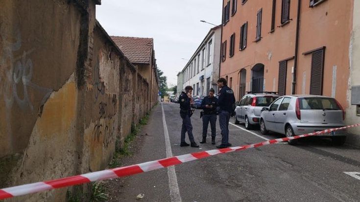 Pavia, accoltella il suo cane e poi corre nudo in strada: “Dovevo fare un sacrificio”