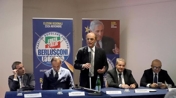 "Noi, piccoli Berlusconi”: i governatori di Forza Italia a Bari tirano lo sprint a Lobuono