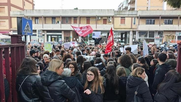 Giulio Cesare-Romanazzi, contro i doppi turni scioperano anche prof e personale: “Non se ne può più”
