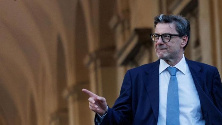 Mps, stop al terzo polo: il Tesoro prepara l’uscita. Giorgetti a Repubblica: “Chi paga di più...”