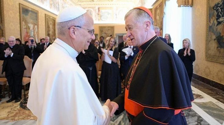 Papa Leone invoca la pace, l’attacco a Trump dell’arcivescovo di Chicago