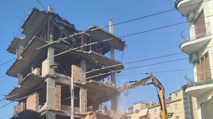 Giù dopo 63 anni l'ecomostro dei Colli Aminei costruito negli anni delle "Mani sulla città"