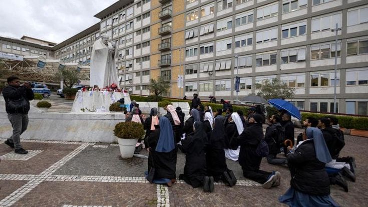 Papa Francesco stabile dopo la crisi, non ci sono nuove infezioni. “Può mangiare e camminare”
