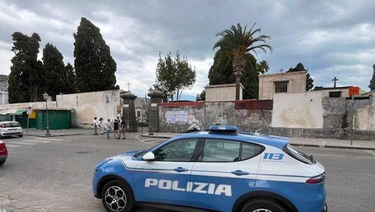 Spara e ferisce la ex moglie alle gambe nel cimitero di Torre Annunziata: bloccato dalla polizia