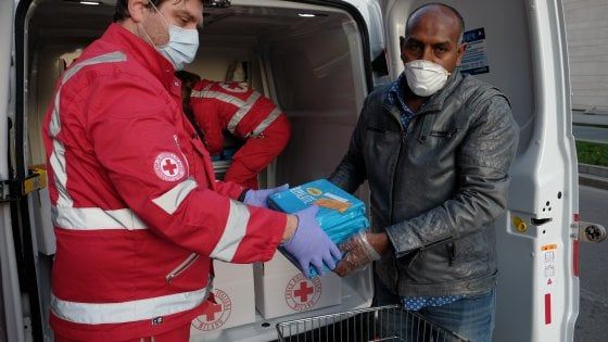 Coronavirus, la comunità etiope di Milano dona cibo alla Croce Rossa: "Ci avete salvati dal mare, adesso noi aiutiamo voi"