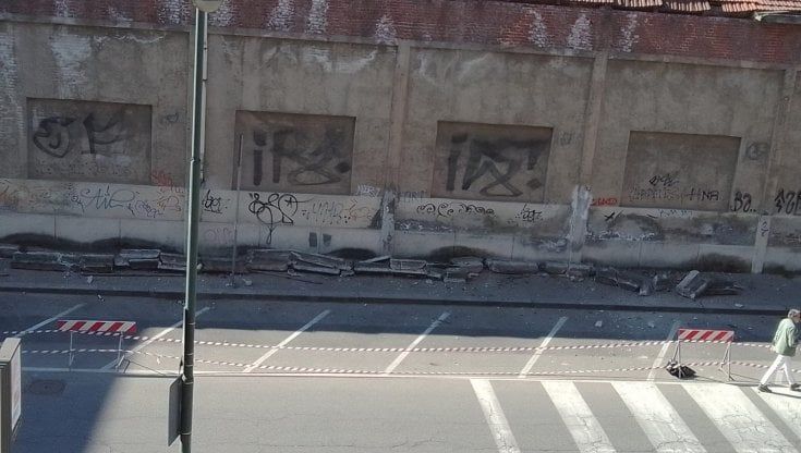 Torino, crolla un cornicione di 30 metri in via Vandalino