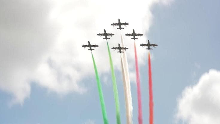 Frecce Tricolori sul Foro Italico: il cielo di Roma omaggia Pietrangeli, leggenda del tennis
