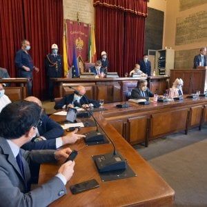 Palermo, Orlando frena gli alleati-rivali: "Confronto su ogni scelta". Armistizio sinistra-renziani