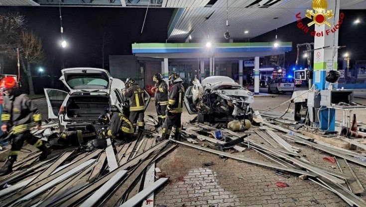 Durante il rifornimento di metano scoppia la bombola su un'auto: grave il conducente