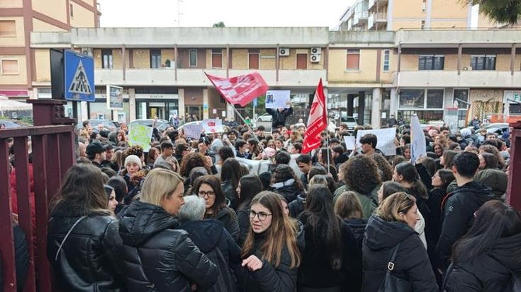 Bari, esplode la protesta al Giulio Cesare-Romanazzi: “No doppi turni, ci abbiamo perso tutti"