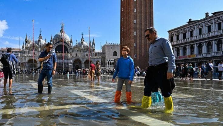 Dagli anni Settanta sono triplicati i giorni di acqua alta (per colpa nostra)