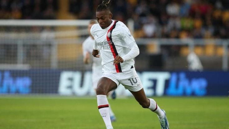 Leao si fa male durante Lecce-Milan, ecco cos’è successo
