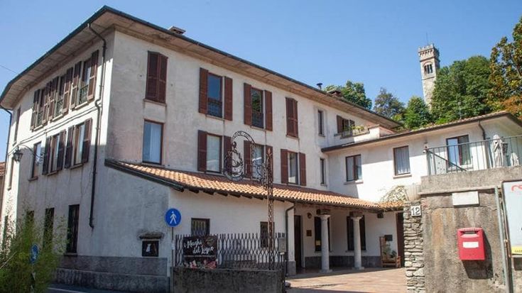 Gazzada Schianno, un intero paese adotta i giovani disabili che abitano in un ex albergo
