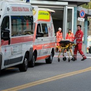 Genova, ciclista investito da tassista, è grave