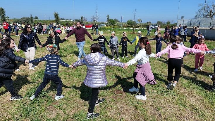 Bari, festa di primavera per 200 studenti: a Palese nuovi alberi e piante nel giardino che verrà