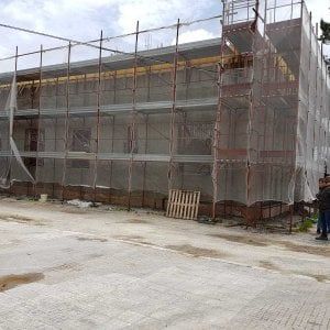 Brindisi, crolla il solaio di una palestra scolastica durante i lavori: grave un operaio