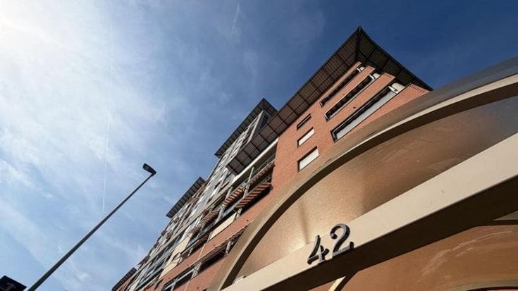Tenta di strangolare la compagna: lei fugge con la bimba di un anno, lui si butta giù dal balcone