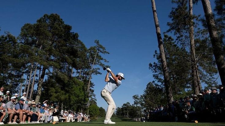 Golf, crollo di McIlroy al Masters: Cameron Young lo raggiunge in testa