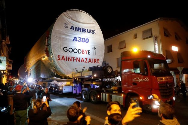 Francia, i pezzi della fusoliera dell'ultimo A380 in viaggio verso la catena di montaggio