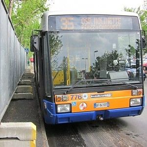 Non gli cedono il posto sul bus, pensionato li "punisce" con lo spray urticante