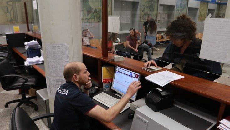 Com'è difficile fare il passaporto a Milano: stop alle prenotazioni online, ma le urgenze sono salve